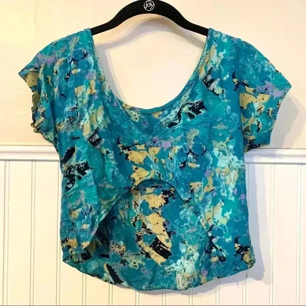 Many Belles Down Crop Top w/ Open Back - Picture 3 of 4